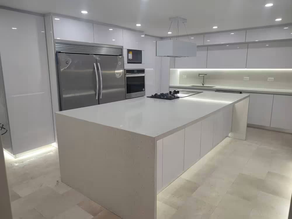 cocina moderna remodelada blanca con luces