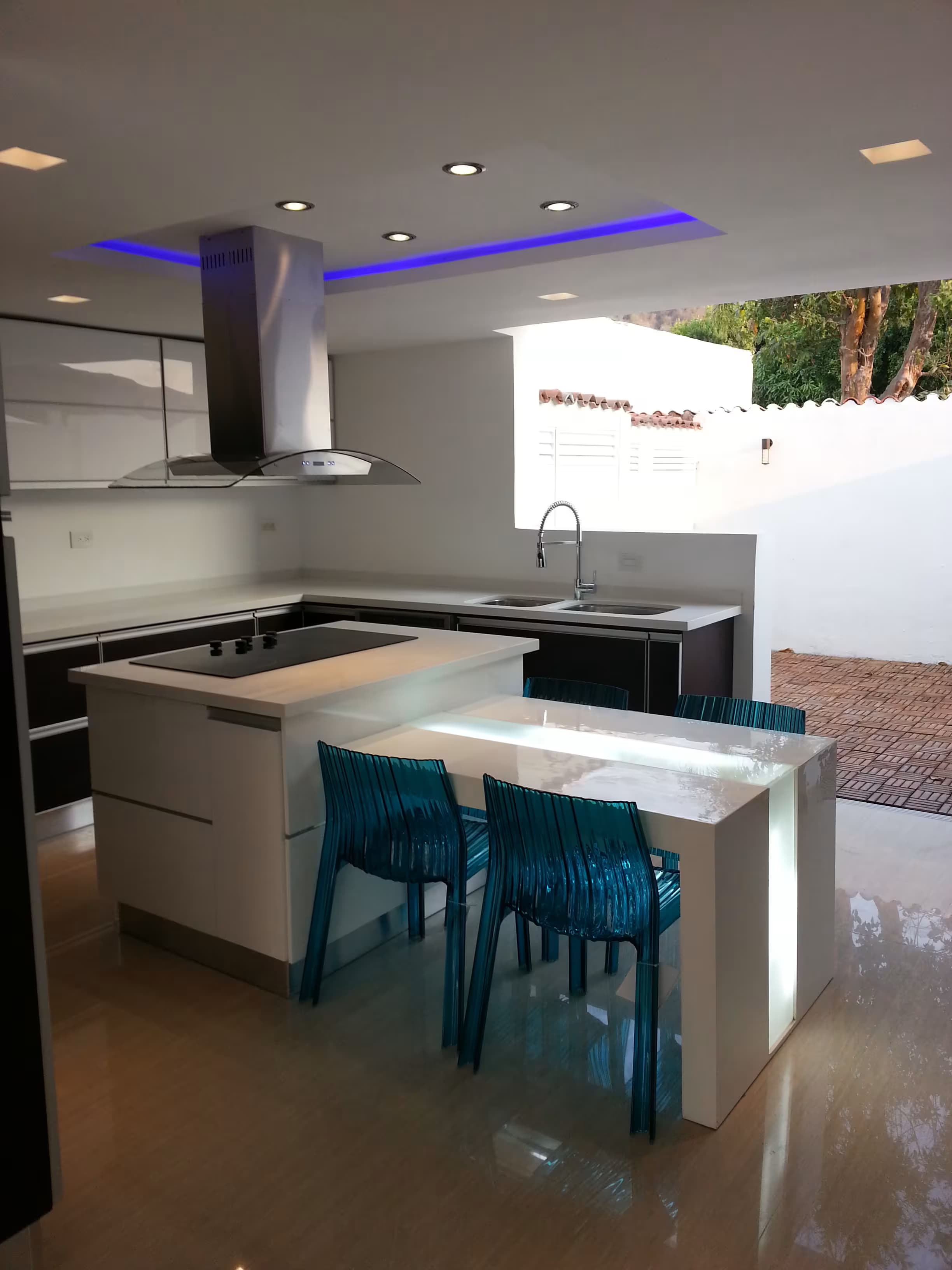 cocina moderna remodelada en marmol blanco